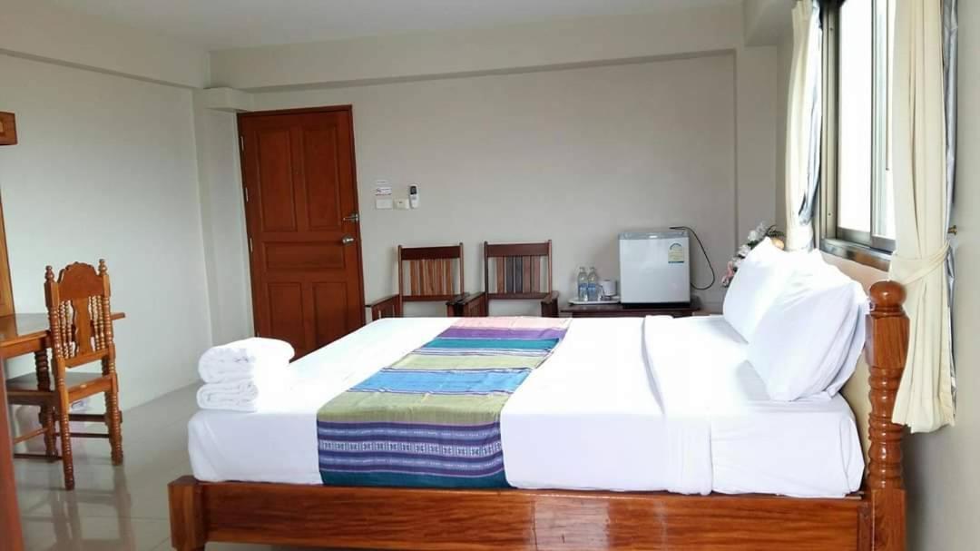 ทรัพย์มุกดา แกรนด์ โฮเทล Submukda Grand Hotel Мукдахан Экстерьер фото